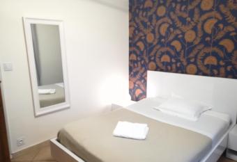 Chambre avec tout le confort d un appartement has Balcony rooms