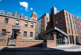 Roomzzz Newcastle City has Balcony rooms