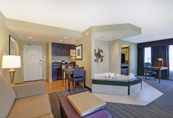 Homewood Suites by Hilton Cambridge-Waterloo, Ontario has rooms with a private hot tub