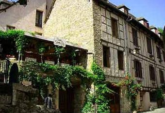 H  tel Sainte Foy allows 18 year olds to book a room