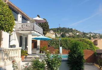 STUDIO INDEPENDANT LA TURBIE allows 18 year olds to book a room