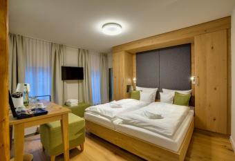 Boutique Hotel gr  ner Zweig allows 18 year olds to book a room