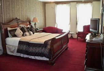 New Orleans Hotel Eureka Springs allows 18 year olds to book a room