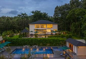 Vismita County has rooms with a private hot tub