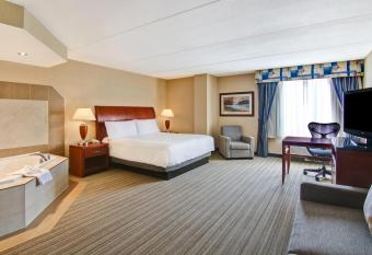 Hilton Garden Inn Toronto/Burlington has rooms with a private hot tub