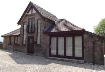 Castle House Holiday Home has rooms with a private hot tub