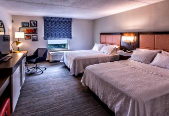 Hampton Inn & Suites Staten Island has rooms with a private hot tub