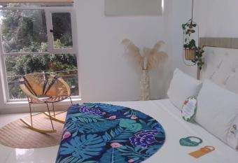 Hotel Bolivariana Plaza Medellin has rooms with a private hot tub