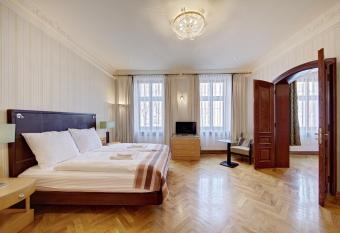 Tessa Jagiello  ska has Balcony rooms