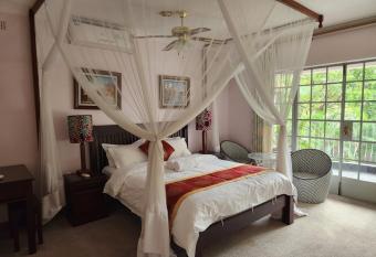 Jacaranda Lodge has rooms with a private hot tub