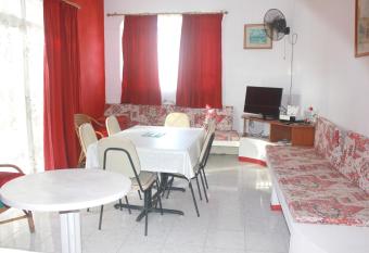2 bedrooms appartement at Pereybere 200 m away from the beach with enclosed garden and wifi has Balcony rooms