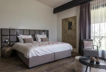 Fruitpark Hotel & Spa has rooms with a private hot tub