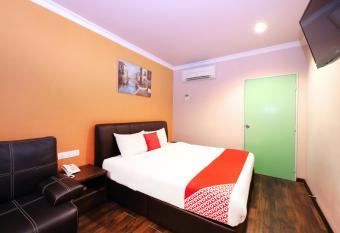 OYO 496 Hotel De Eco Inn allows 18 year olds to book a room