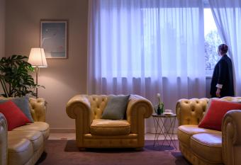 Hotel Dor   allows 18 year olds to book a room