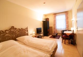 Hotel B  ren Trossingen allows 18 year olds to book a room