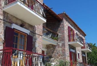 The Schoolmistress With The Golden Eyes, studios & rooms has Balcony rooms