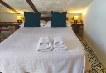 Alojamientos La Casa de Piedra allows 18 year olds to book a room