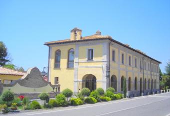 Relais Il Postiglione - Antica Posta dei Chigi has rooms with a private hot tub