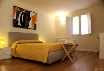 Dimora di Charme Cassaro 168 has rooms with a private hot tub