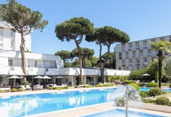 Villa Regina - MarePineta Resort has Balcony rooms