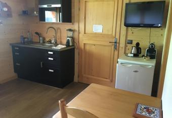 Studio 1 pi  ce situ   dans un chalet allows 18 year olds to book a room