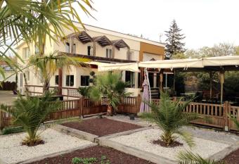 Le Ponton d Hydroland - Hotel allows 18 year olds to book a room