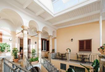 Le Corti - Dimora storica has Balcony rooms