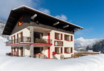 Chalet Bluebell has rooms with a private hot tub