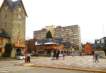 DEPARTAMENTO TURISTICO BARILOCHE CENTRO allows 18 year olds to book a room