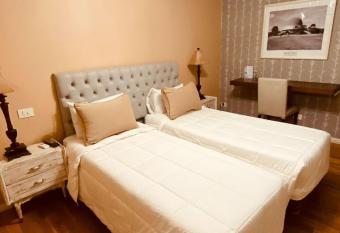 Maitre Hotel Boutique has rooms with a private hot tub