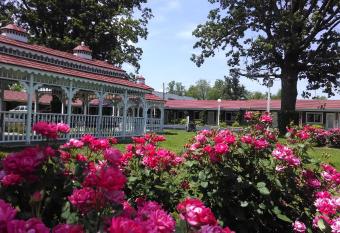 Murray Inn and Art Gallery has Balcony rooms