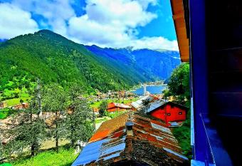 Liva Teras uzung  l allows 18 year olds to book a room