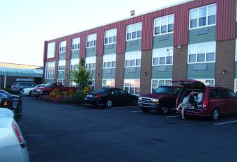 Claymore Inn and Suites has rooms with a private hot tub