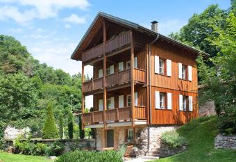 Gutenburgh  sli mit gro  en Garten allows 18 year olds to book a room