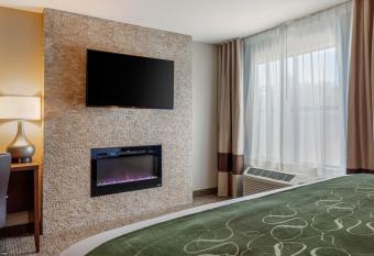 Comfort Inn and Suites Schenectady - Scotia has rooms with a private hot tub