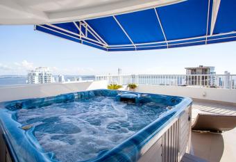 Palmetto Penthouse Deluxe has rooms with a private hot tub