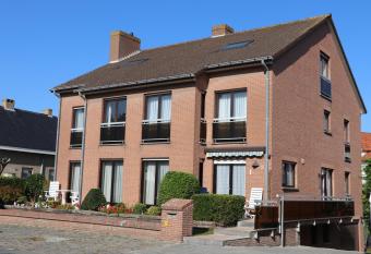 DODO DES ILES allows 18 year olds to book a room