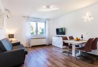 Modern 2BDR Apartment in Old Town- BEST LOCATION allows 18 year olds to book a room