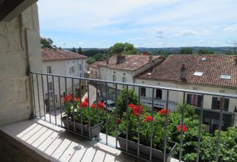 Apartment Bellevue allows 18 year olds to book a room