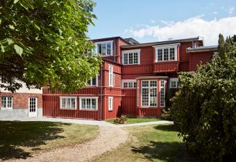 Hotel Hornb  khus allows 18 year olds to book a room