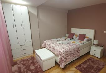 Apartman Lux K has Balcony rooms
