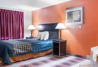 Americas Best Value Inn & Suites Mableton Atlanta has rooms with a private hot tub