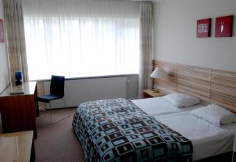 Hotel N  rherredhus allows 18 year olds to book a room