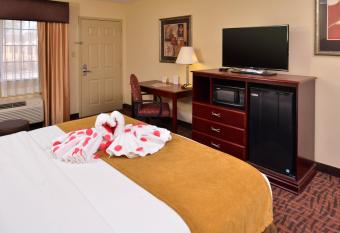 Best Western Eunice has rooms with a private hot tub