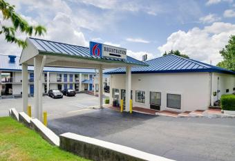 Motel 6 Atlanta Ga allows 18 year olds to book a room