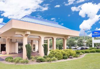 Baymont by Wyndham Greenville has Smoking rooms