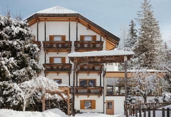 Hotel Chalet Corso has Balcony rooms