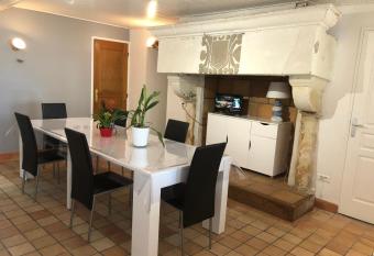 LES GITES DE MONTMARTRE has Balcony rooms