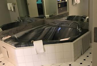 Red Roof Inn Lexington - Hamburg has rooms with a private hot tub