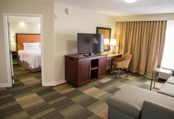 Hampton Inn & Suites Albany-Downtown has rooms with a private hot tub